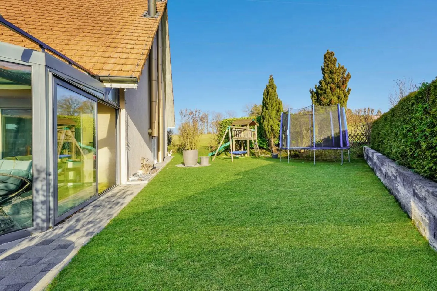 Maison jumelée ensoleillée avec jardin d'hiver à Buttenried, à 15 minutes de Berne - Photo 13 sur 13