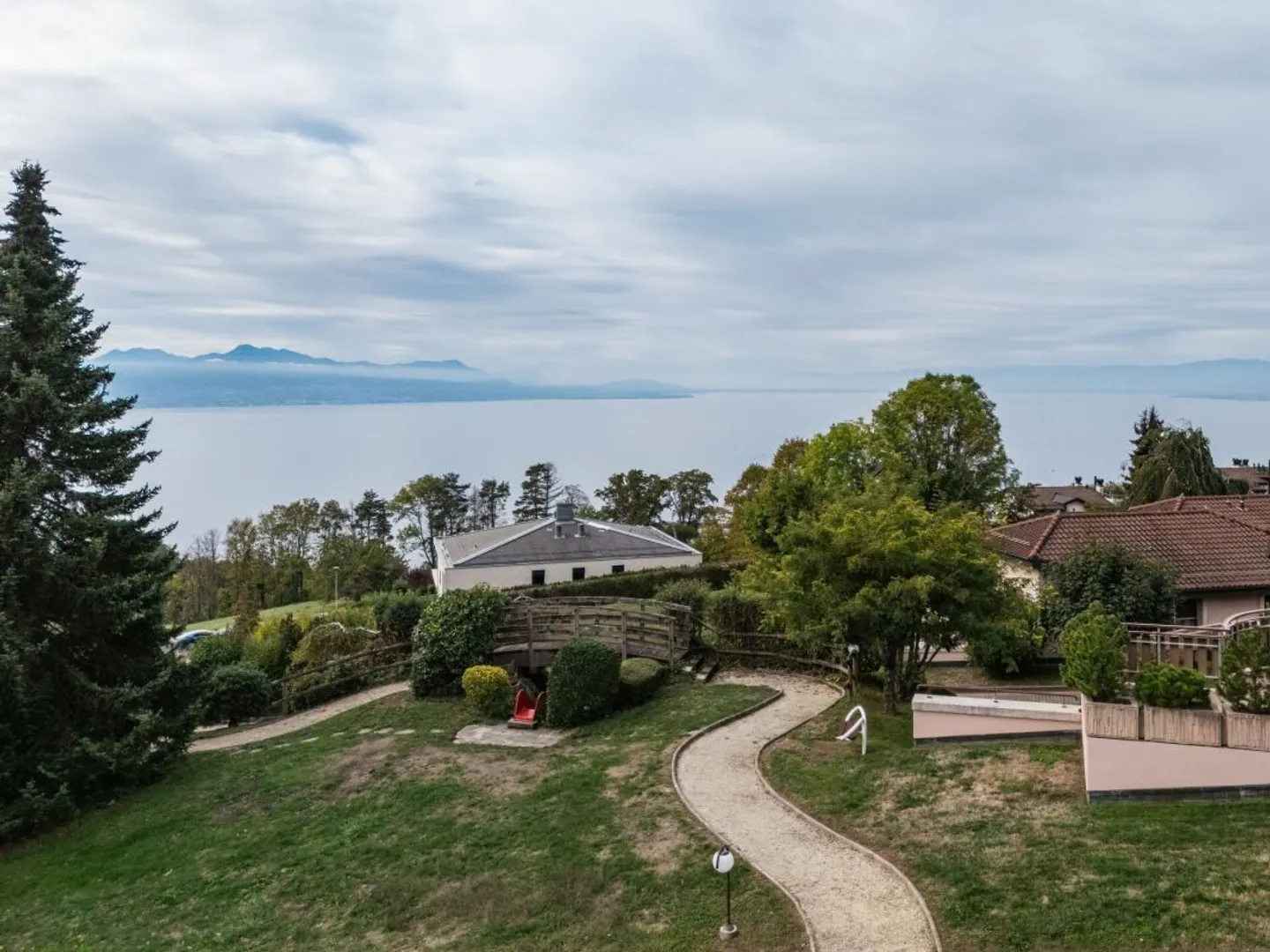 Séduisant 2,5 pièces avec terrasse et vue lac - Photo 1 of 8