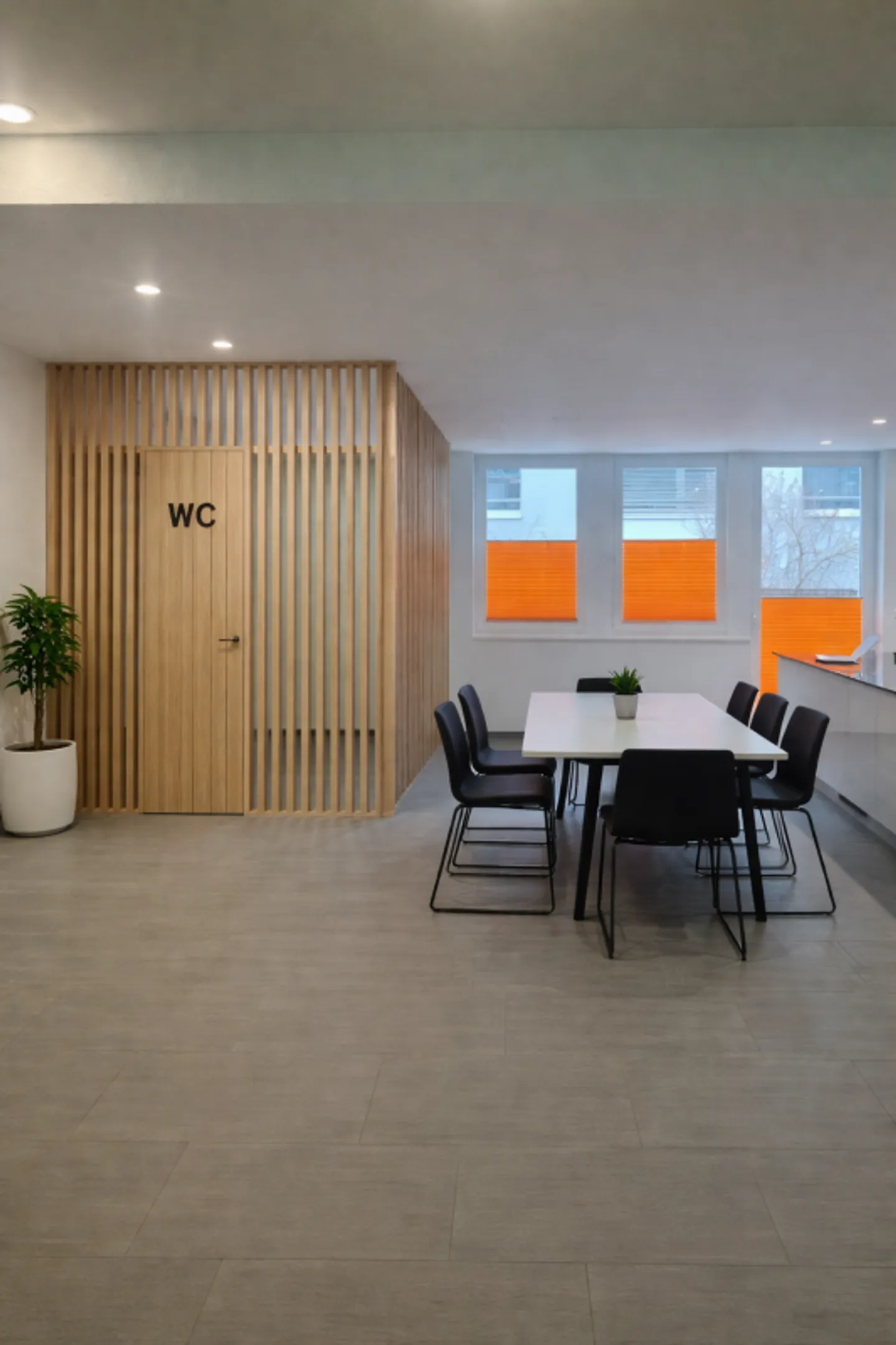 Geräumige moderne Wohnung mit Balkon - Foto 3 von 13