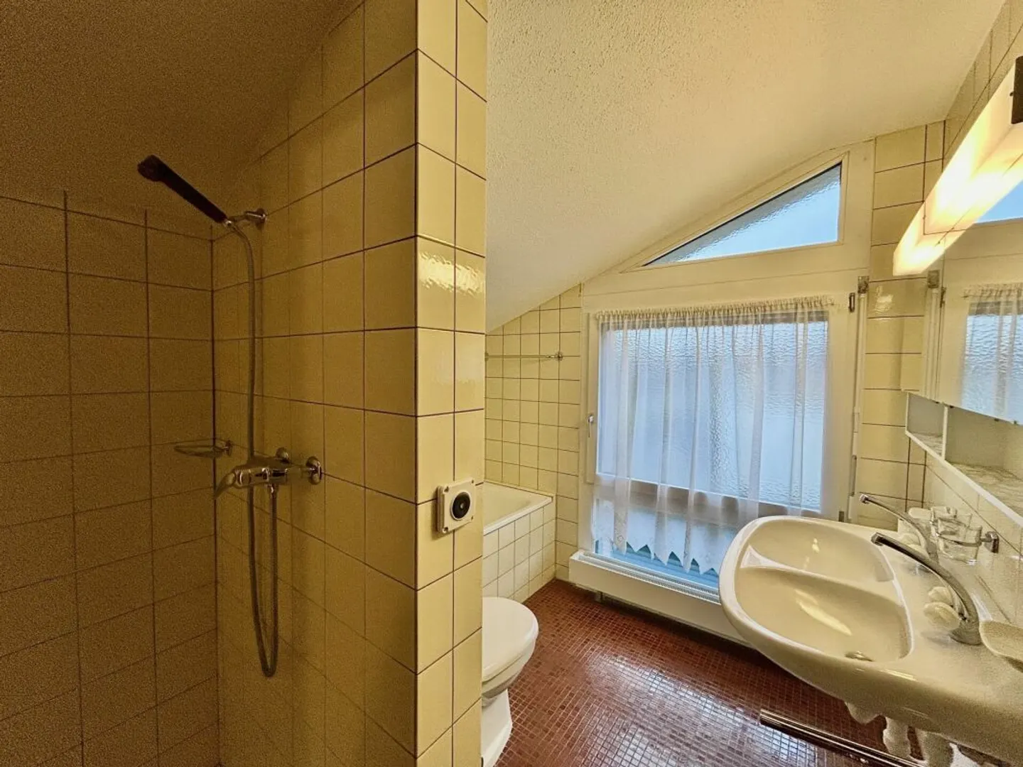 6.5-room single-family house with plenty of space for new ideas! - Photo 9 of 13