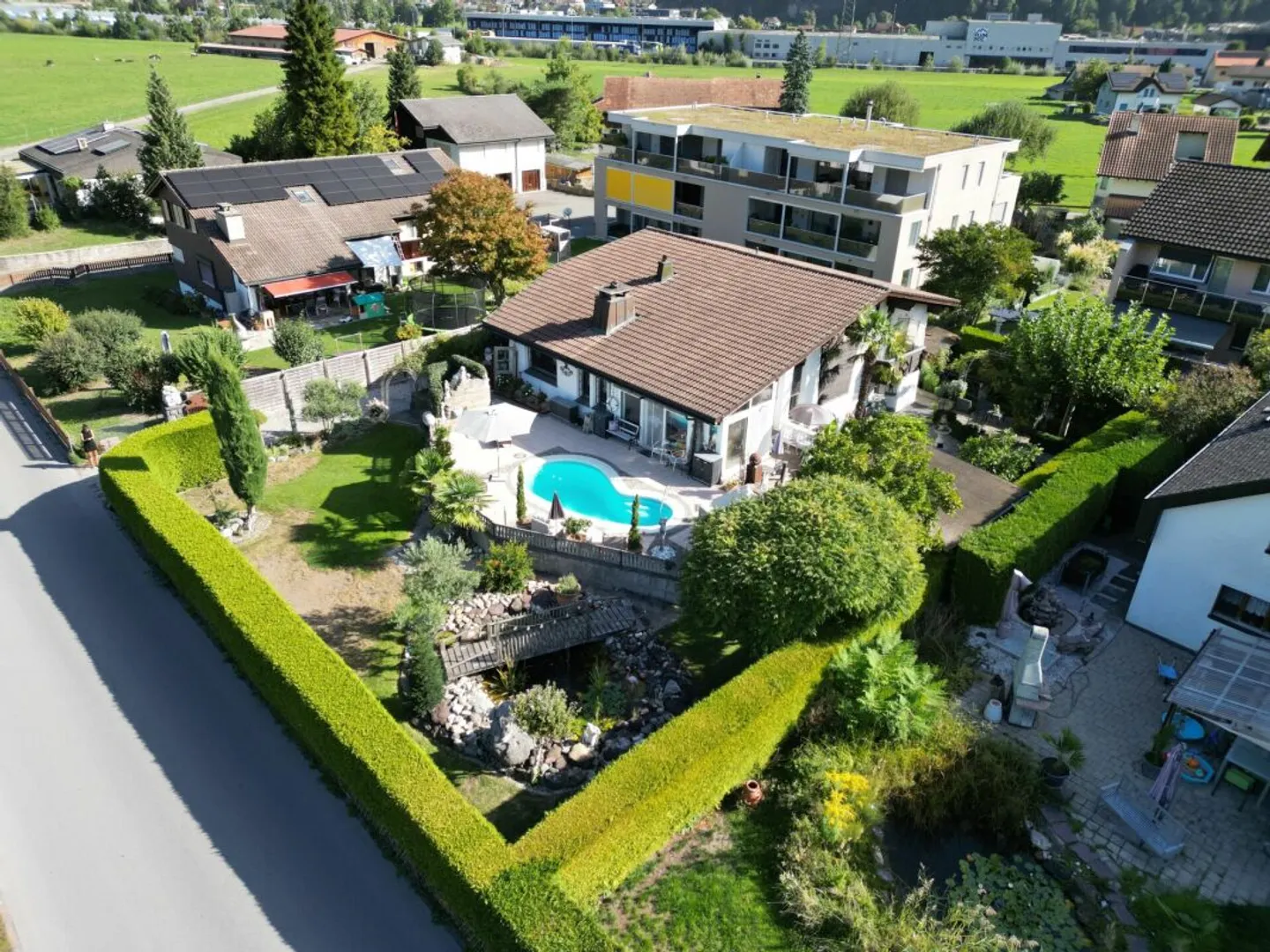 Wohnen mit privatem Pool und traumhaftem Garten - besonderes Einfamilienhaus mit Charme - Photo 1 of 13