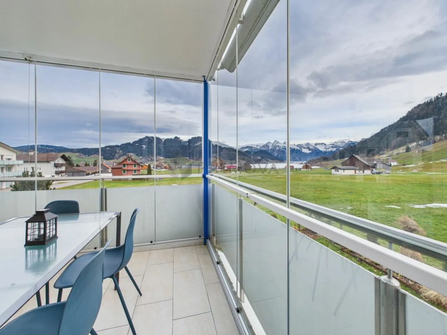 Genung from the fog? Sunny 5.5 room apartment with panoramic view over the Sihlsee. - Photo 2 of 13