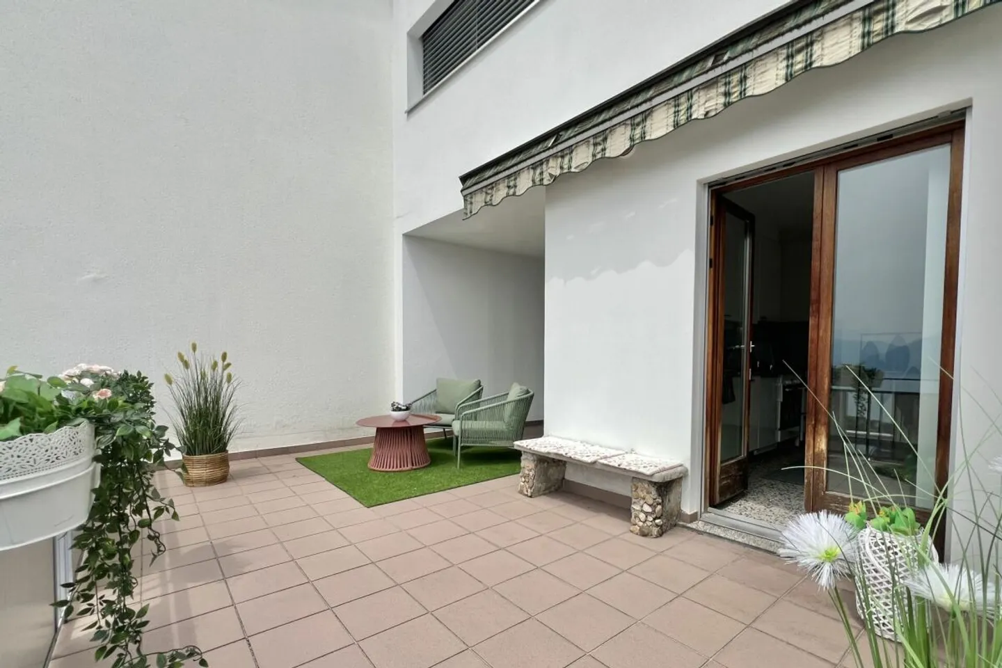 Appartement 4,5 pièces dans une maison bifamiliale avec vue sur le lac à 180°, grande terrasse ensoleillée et jardin privé - Photo 8 sur 13