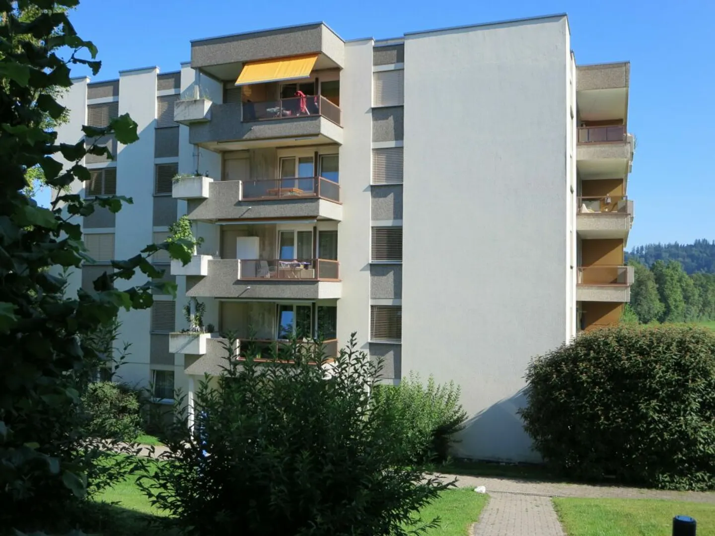 Appartement 2.5 pièces partiellement rénové avec balcon - Photo 10 sur 10