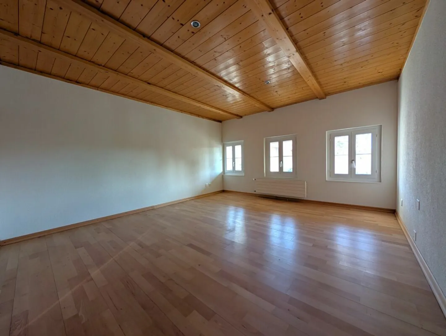 Maison d'angle spacieuse et bien entretenue avec beaucoup de rangement - Photo 4 sur 13