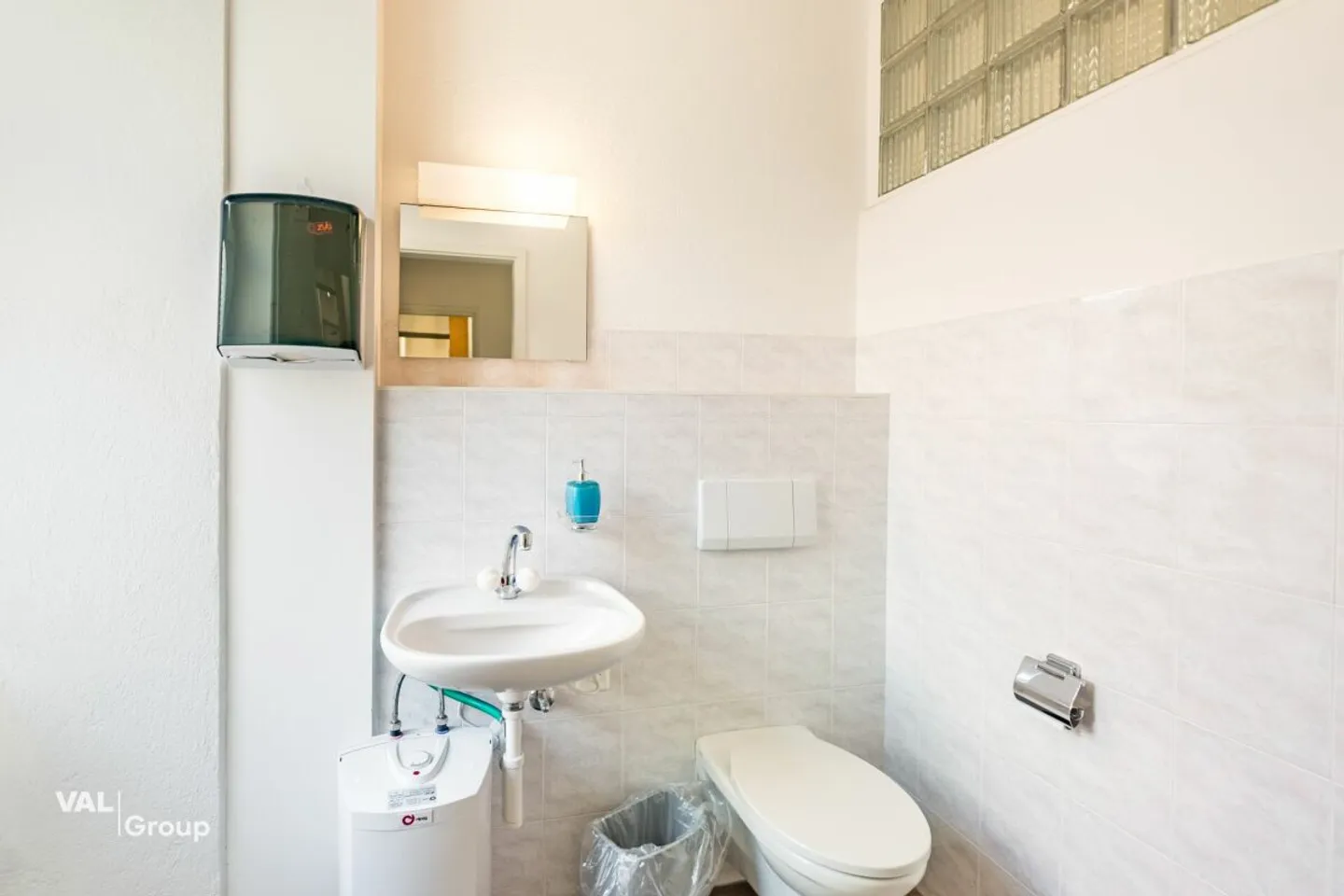 Spazio commerciale unico direttamente nella vivace piazza di Brig - Foto 12 di 13