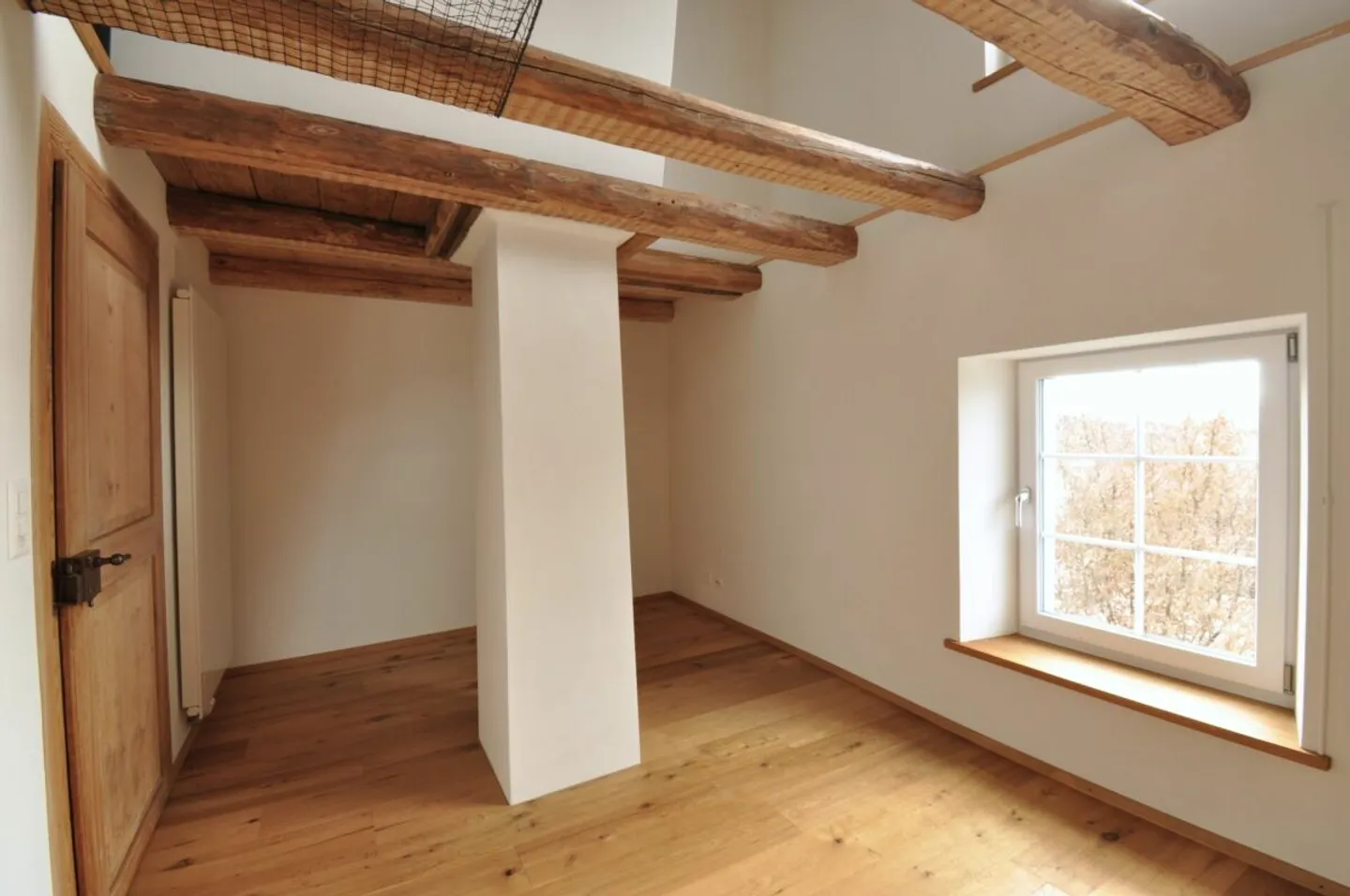 Felicità abitativa centrale a Hinwil: Casa storica di 6,5 stanze con 2 unità - Foto 5 di 12