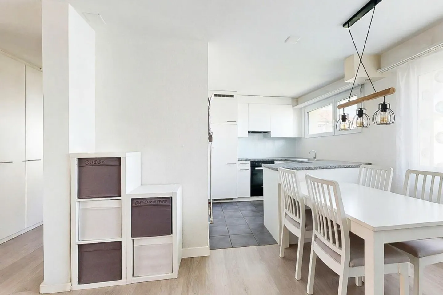 Appartement bien entretenu avec balcon, cave, grenier et place de parking - Photo 2 sur 13