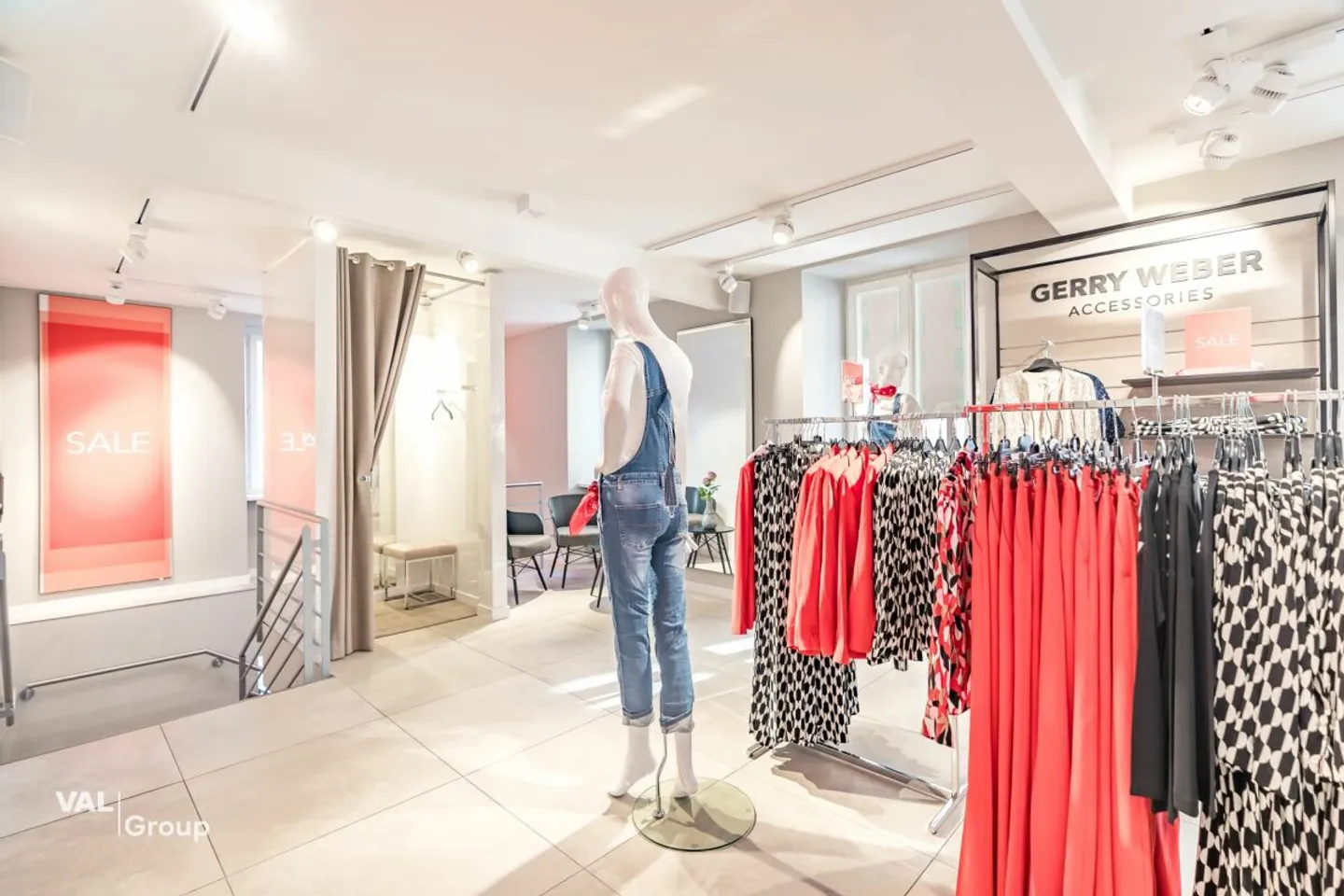 Spazio commerciale unico direttamente nella vivace piazza di Brig - Foto 5 di 13