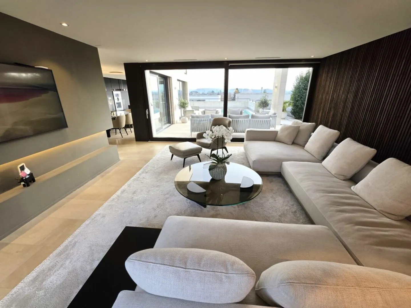 Luxury Villa in Prime Location - Photo 7 of 13