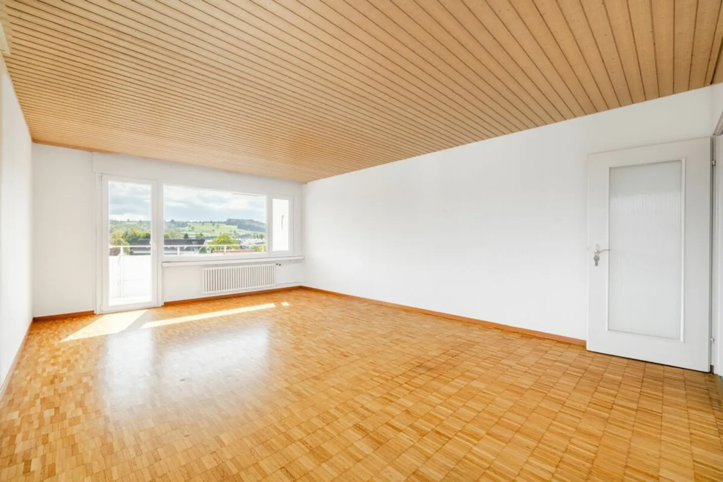 SPACIOUS 3.5-ROOM APARTMENT WITH SUNNY BALCONY AND INDIVIDUAL EXPANSION POTENTIAL - Photo 4 of 9