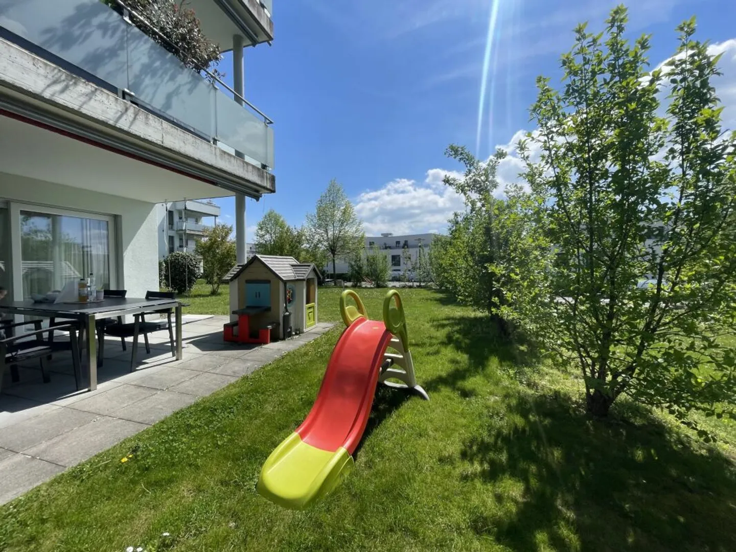 Appartamento giardino moderno, luminoso e attraente di 4,5 stanze a Niederrohrdorf AG - Foto 2 di 11