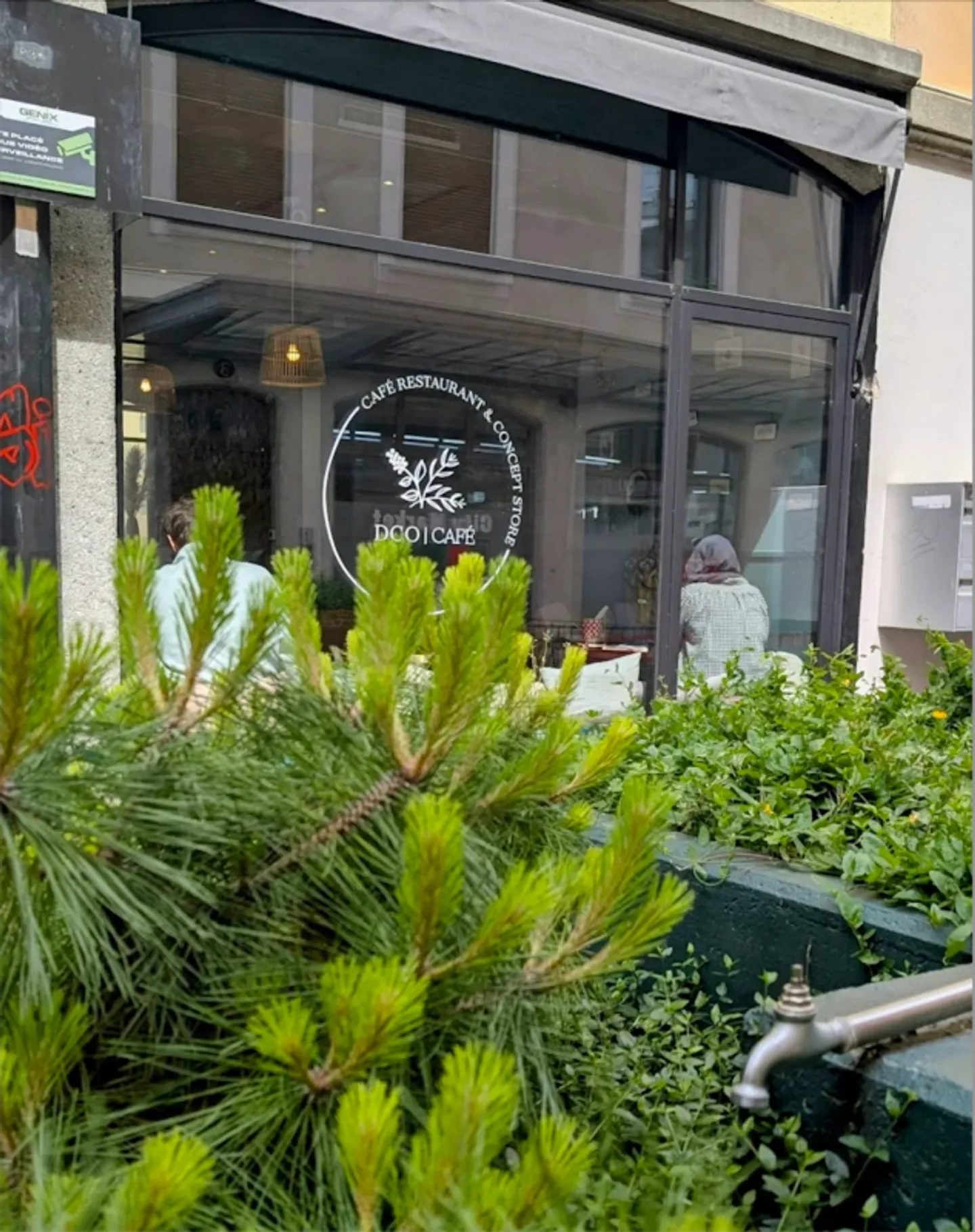 Unique Café Concept in Eaux Vives - Photo 5 of 13