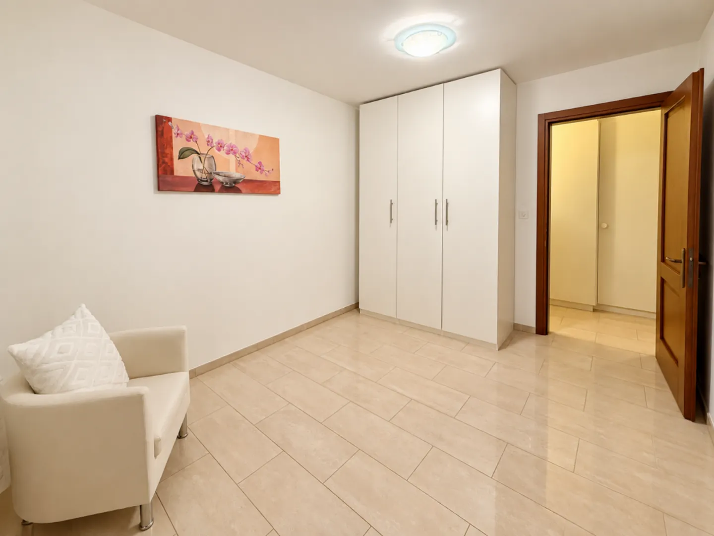Spacious Duplex Apartment with Terrace - Photo 8 of 13