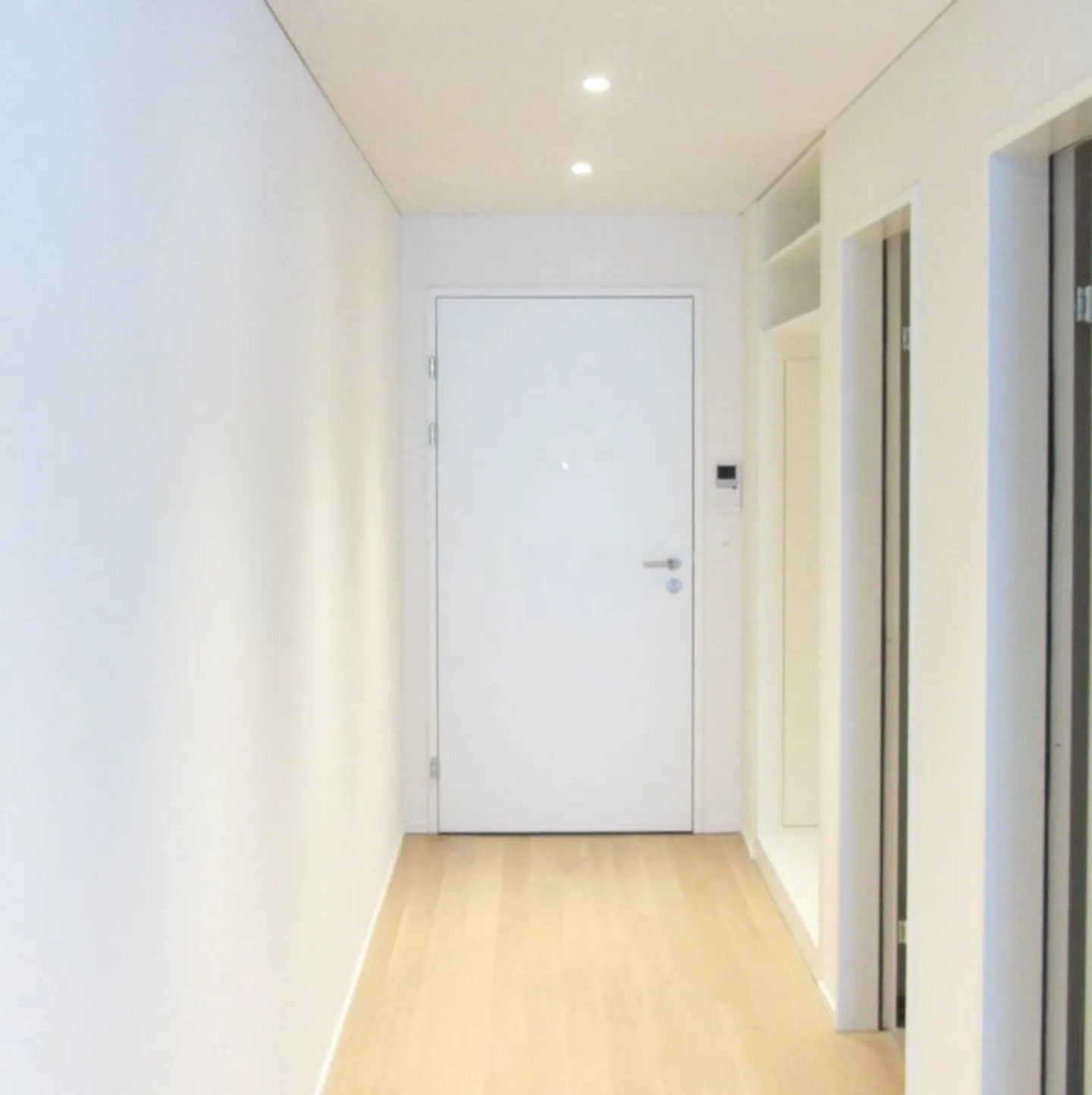 Urban Living - 3.5-Room Apartment with Loggia - Photo 2 of 13