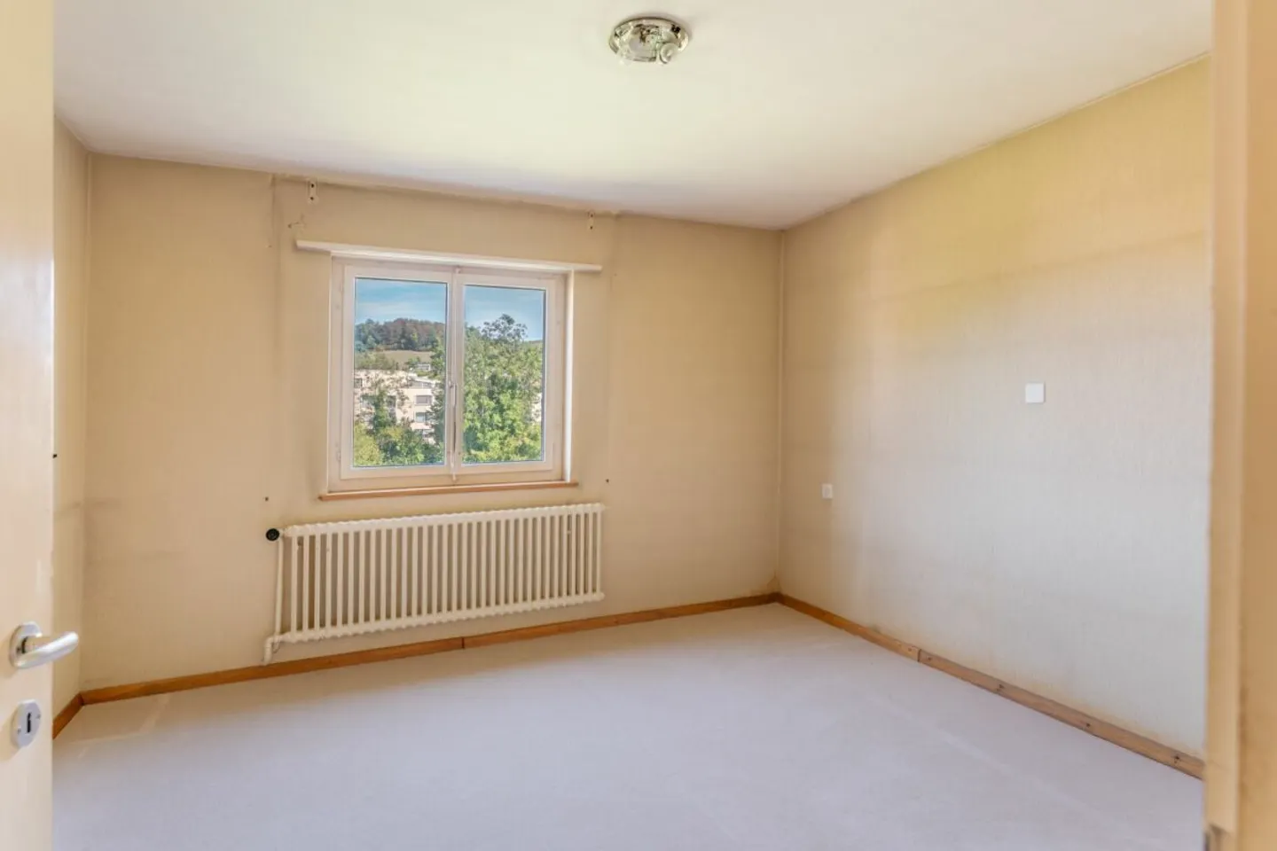 Petit mais bien avec vue sur le château et besoins de rénovation - Photo 8 sur 13