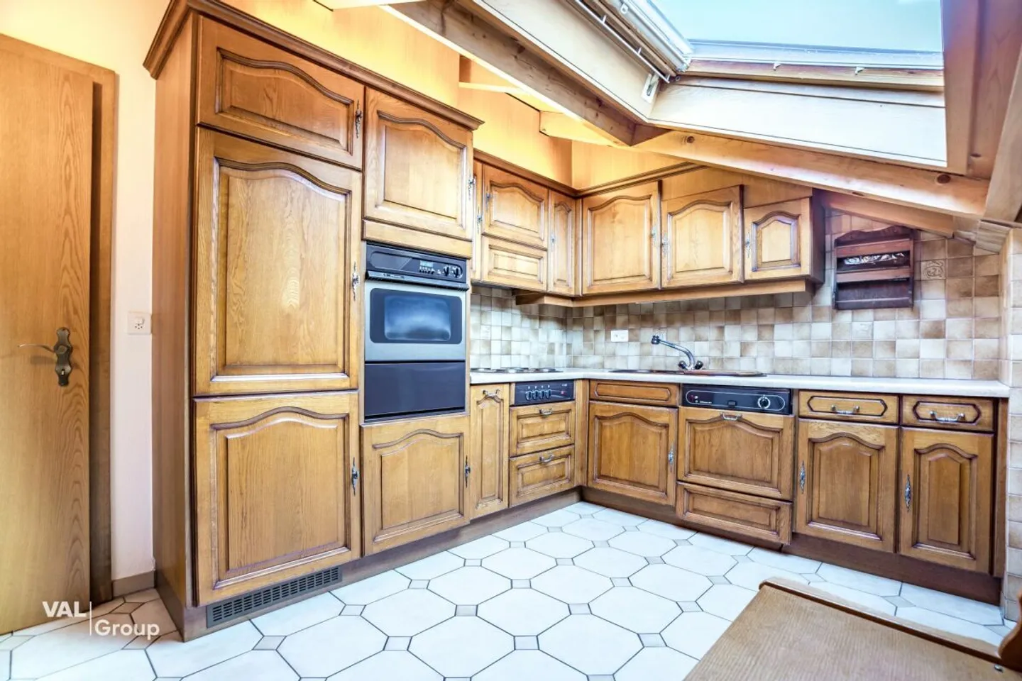 Helle Dachwohnung mit Balkonen - Foto 5 von 13