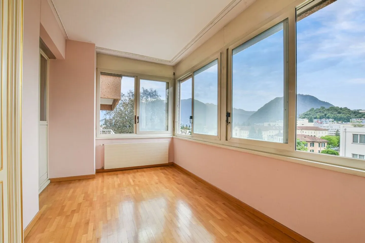 Appartement spacieux à rénover dans un quartier résidentiel - Photo 5 sur 13