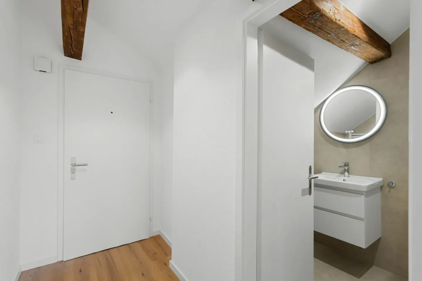 2.5-room designer apartment with kitchen island - Photo 8 of 11