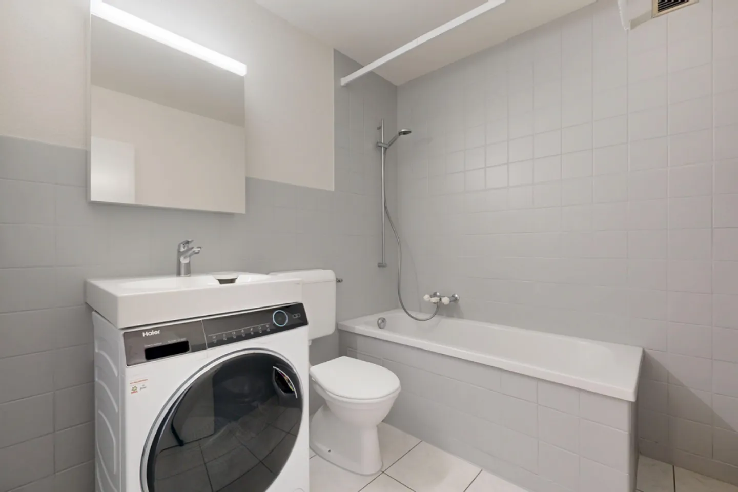 Appartement lumineux de 3 pièces au rez-de-chaussée avec balcon et lave-linge-sèche-linge - Photo 7 sur 11