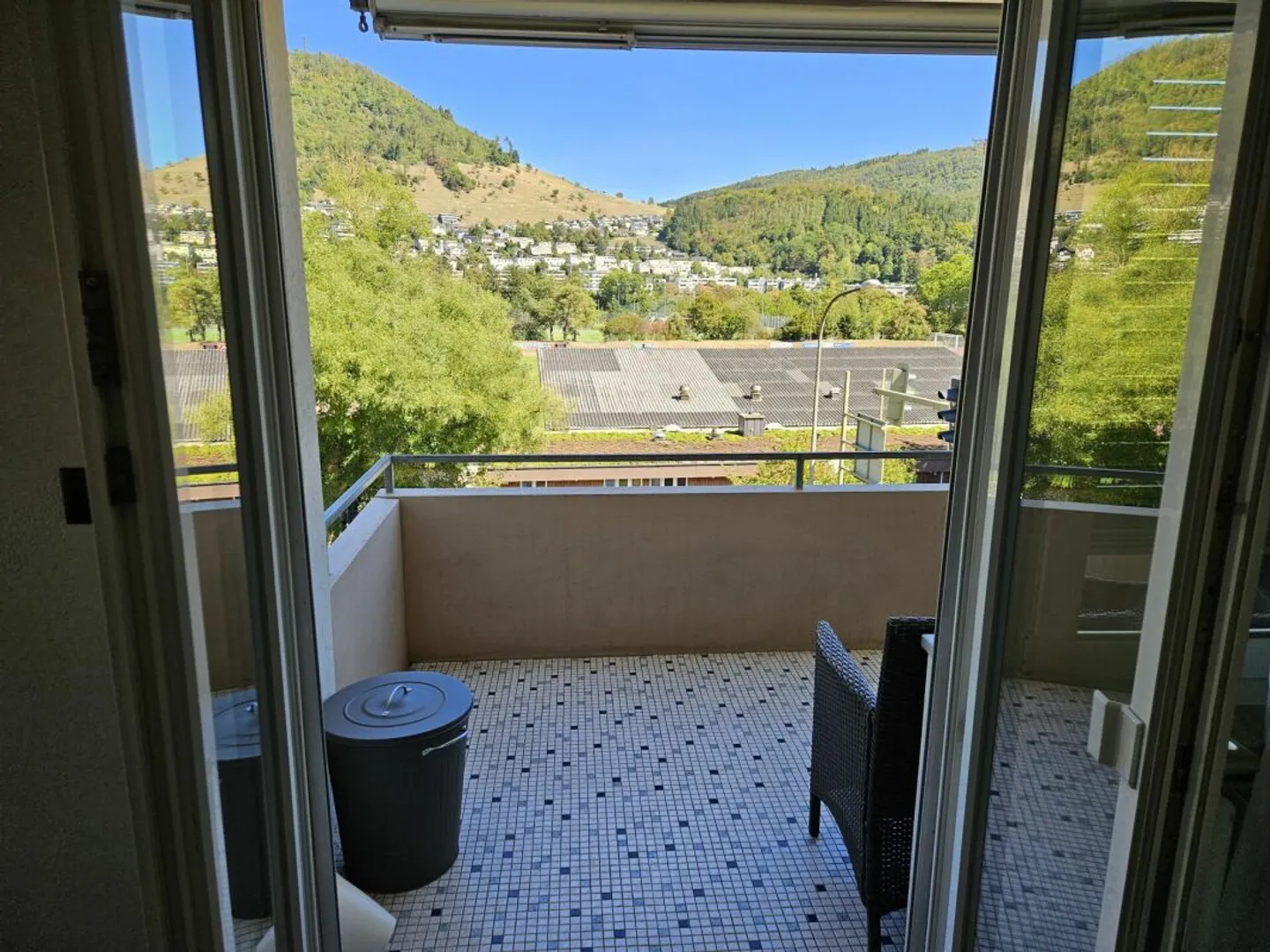Charming Apartment with Balcony - Photo 6 of 13