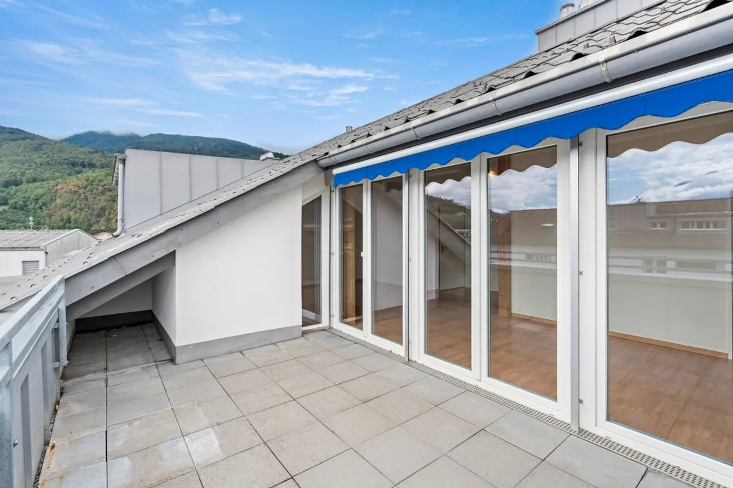 Bright 3.5-room attic apartment with terrace &amp; panoramic views - Photo 13 of 13