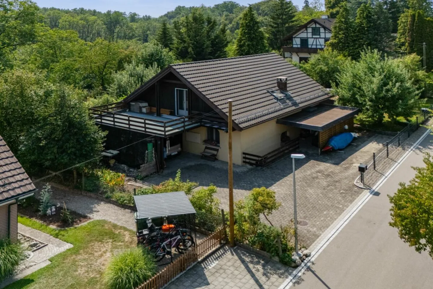 Idyllic property with plenty of land & privacy - Photo 2 of 13