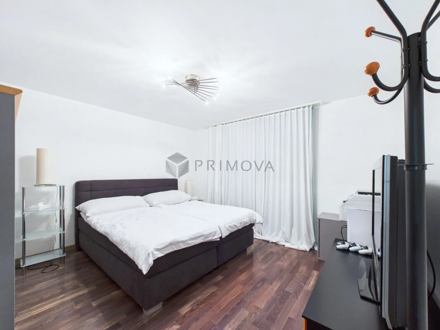 Spacious single-family house with garden, privacy, and high quality of life - Photo 4 of 11