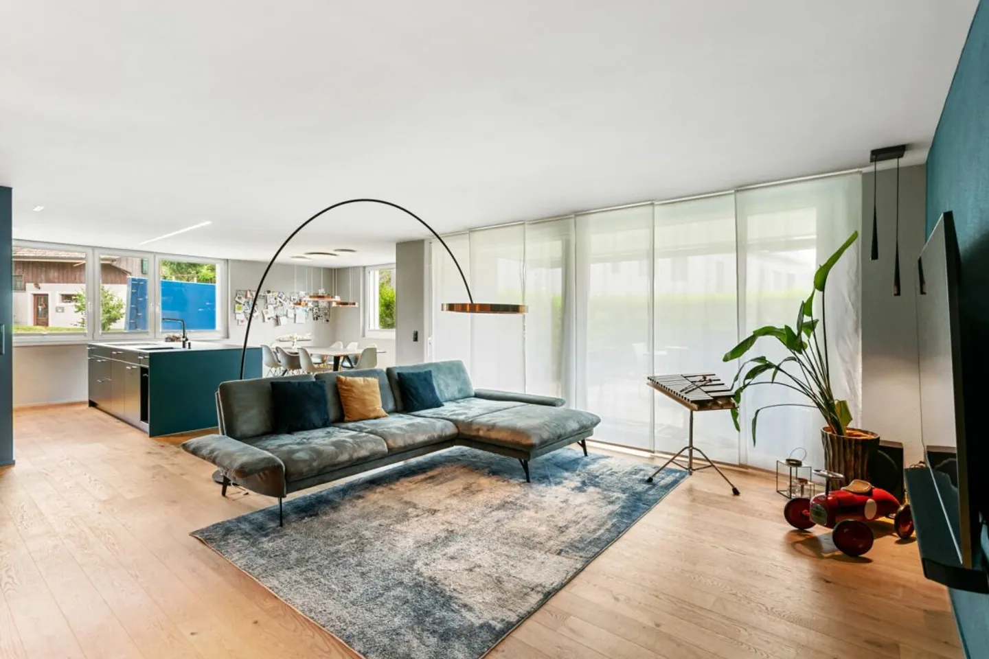 Exclusive Living Harmony in 5.5 Rooms - Style and Comfort Combined - Photo 1 of 13