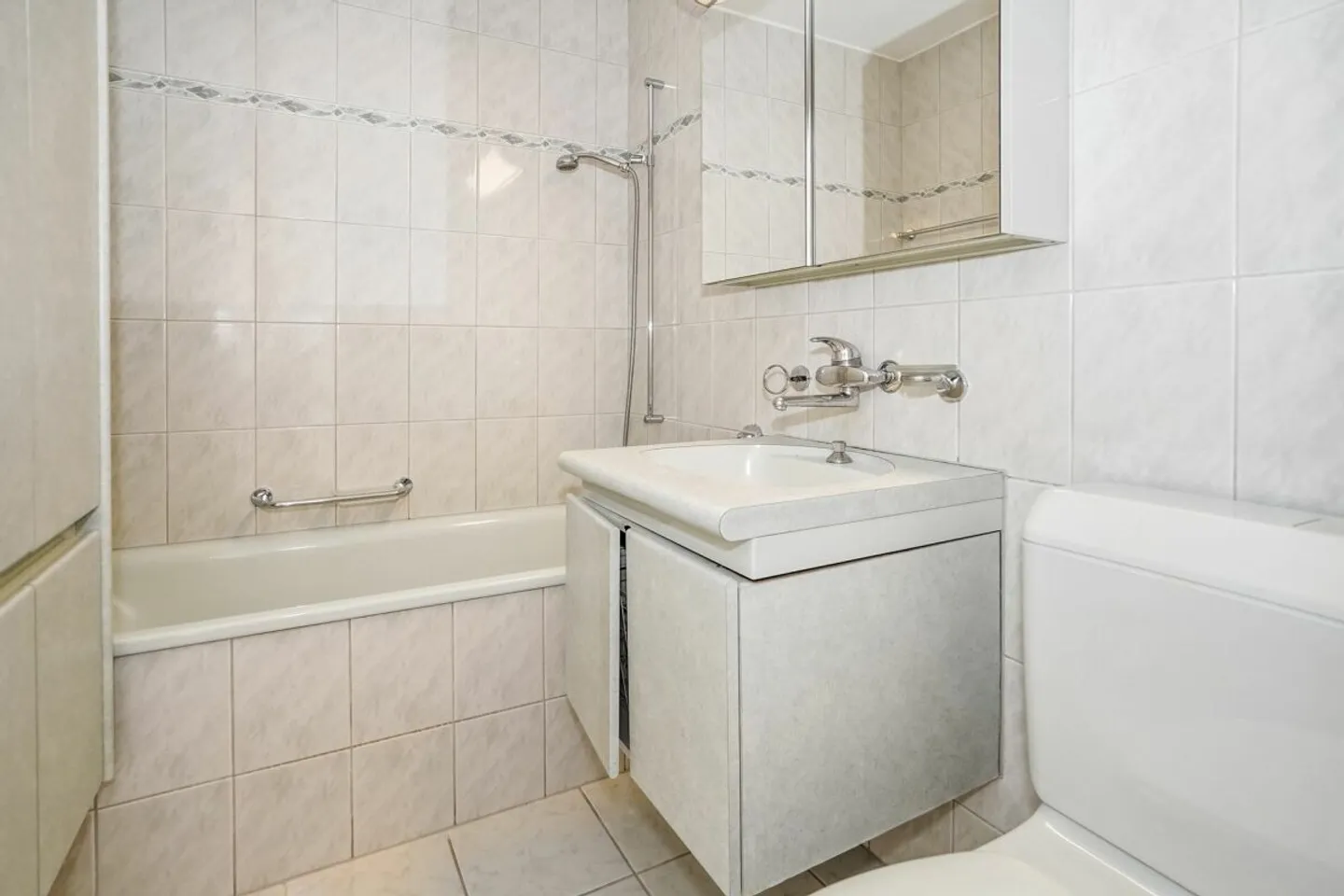 Appartement 2.5 pièces ensoleillé avec belle vue et place de parking à Aesch - Photo 10 sur 12