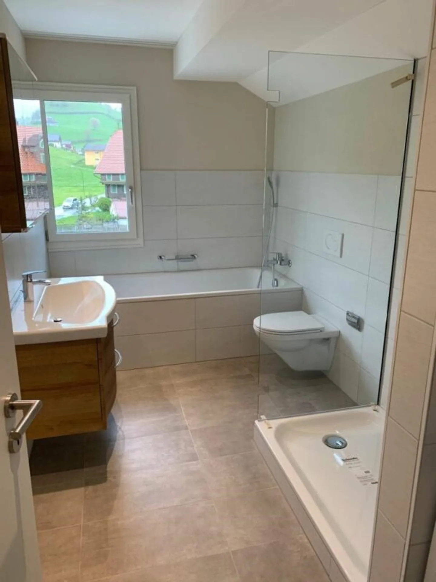 Modernes Apartment mit Balkon - Foto 3 von 9