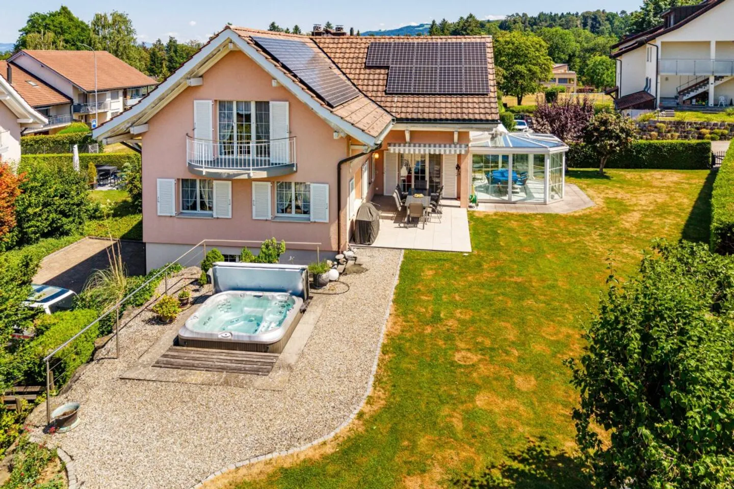 Casa unifamiliare di 5,5 stanze con garage doppio, grande giardino e vasca idromassaggio - Foto 2 di 10