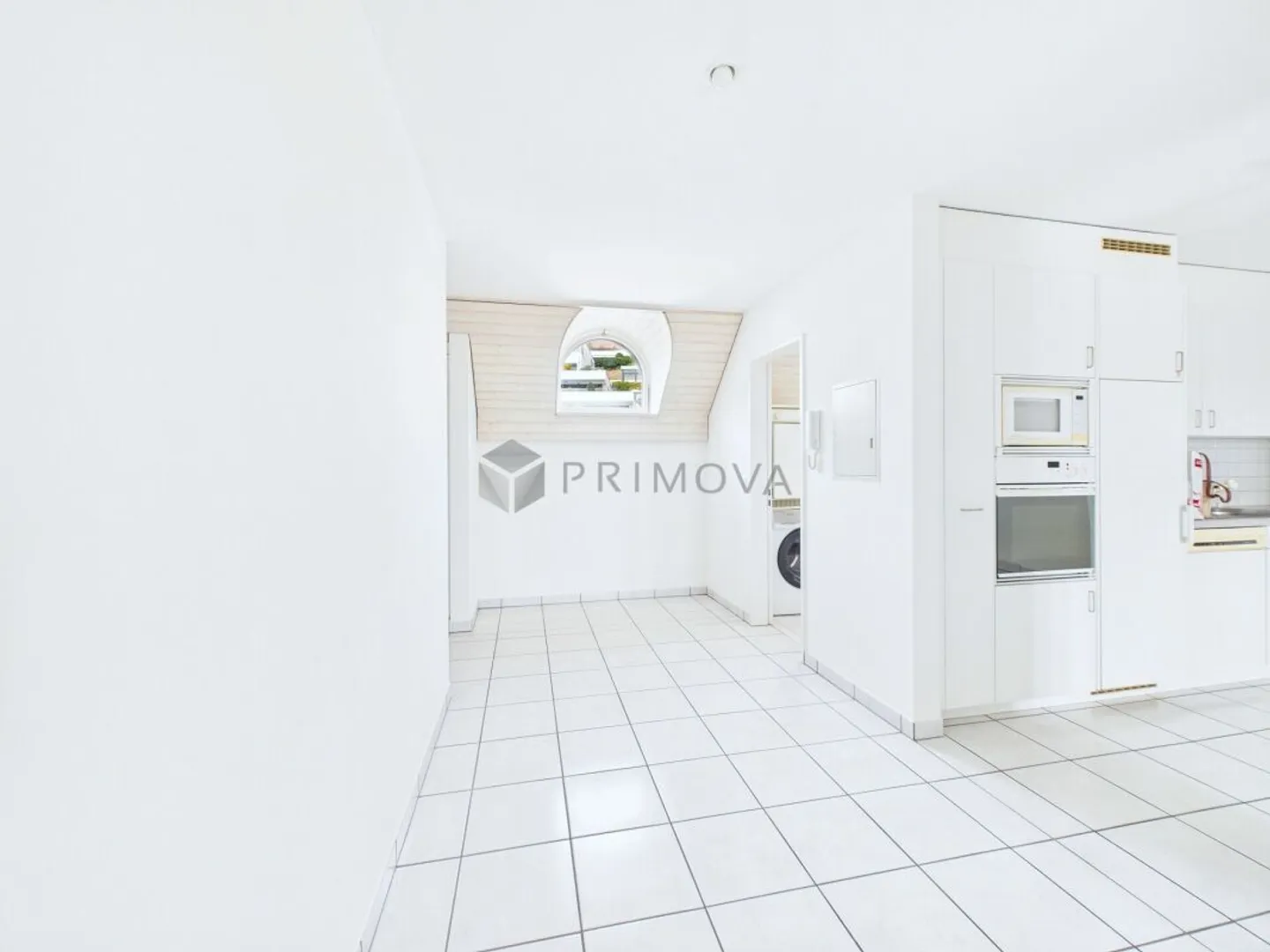 Helle 2.5 Zimmer-Dachwohnung mit Lift, Parkplatz und besonderem Wohnambiente - Photo 5 of 9