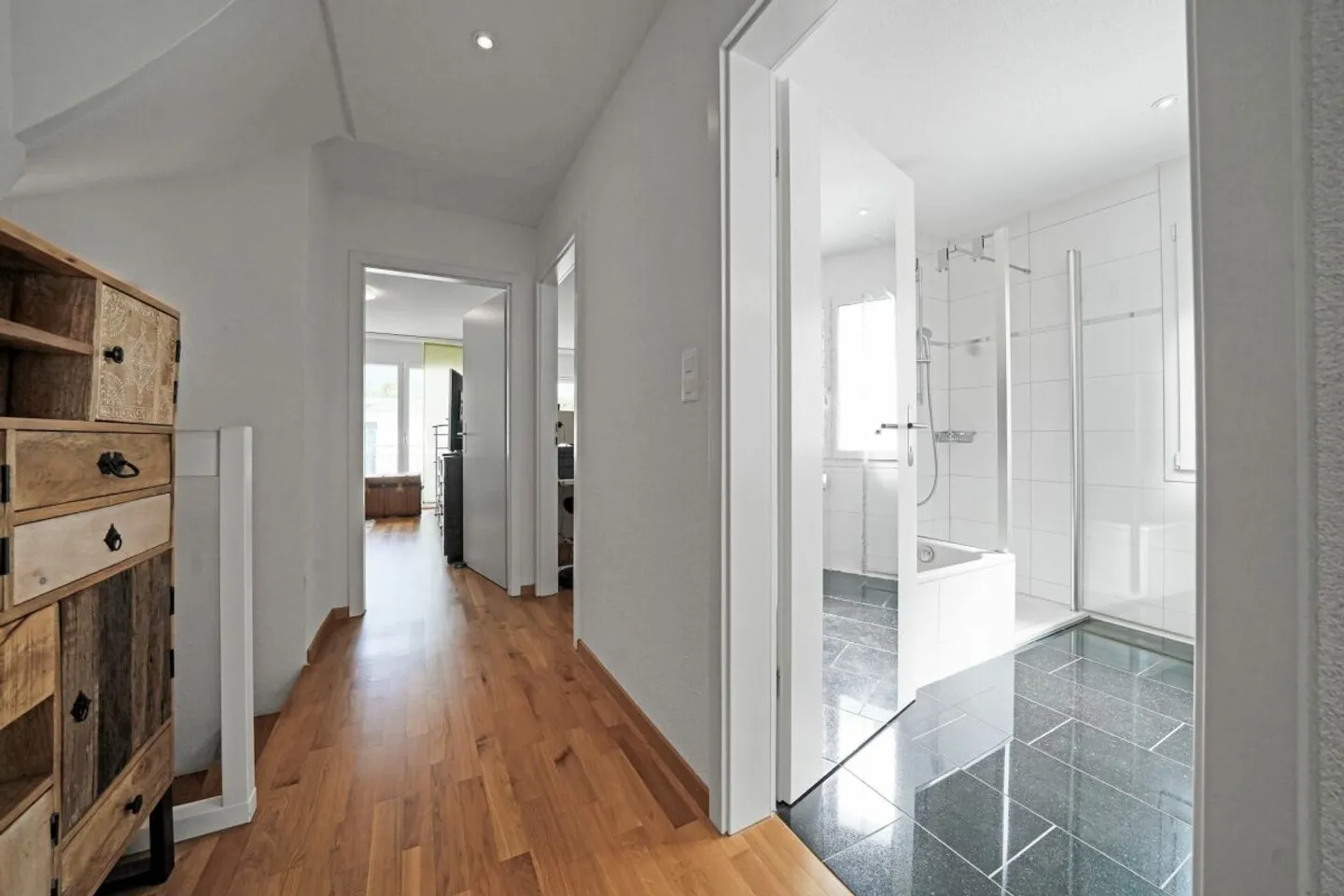 Modernes 5.5-Zimmer-Eck-Reihenhaus mit Wärmepumpe & Solaranlage - Photo 11 sur 13