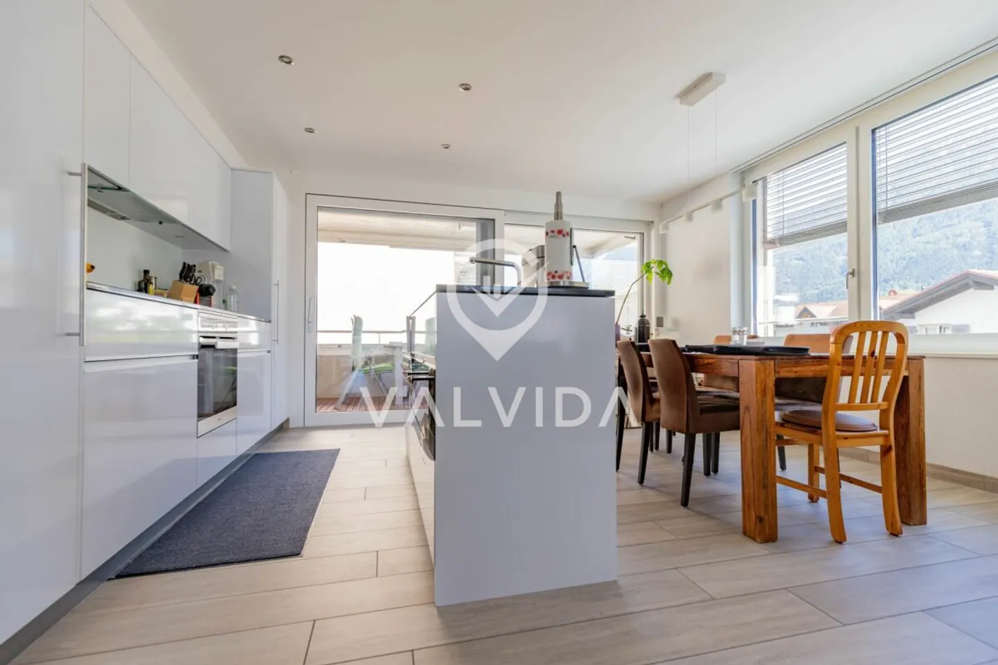 Moderne 5.5-Zimmerwohnung mit Wintergarten und hochwertiger Ausstattung - Foto 4 von 13