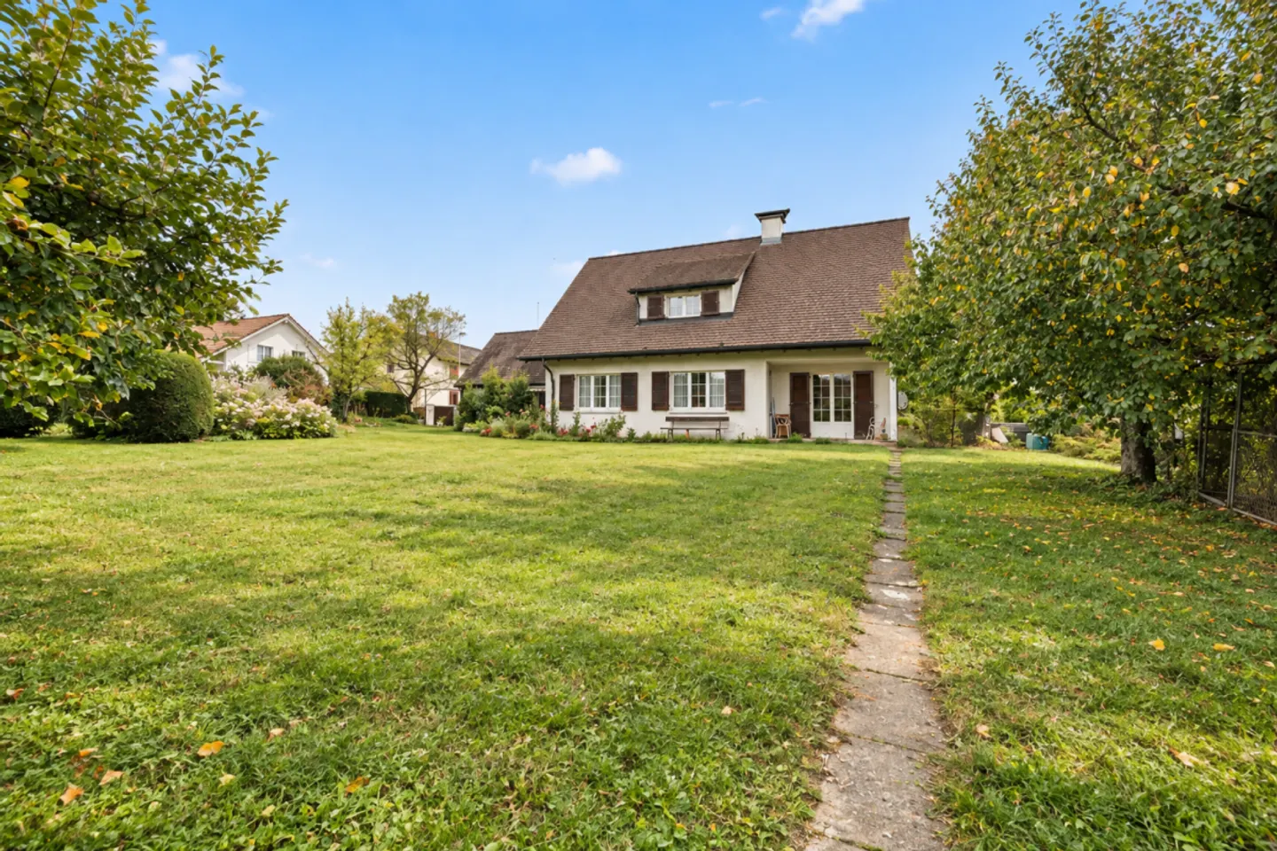 Country House Charm Meets Garden Paradise - Photo 2 of 13