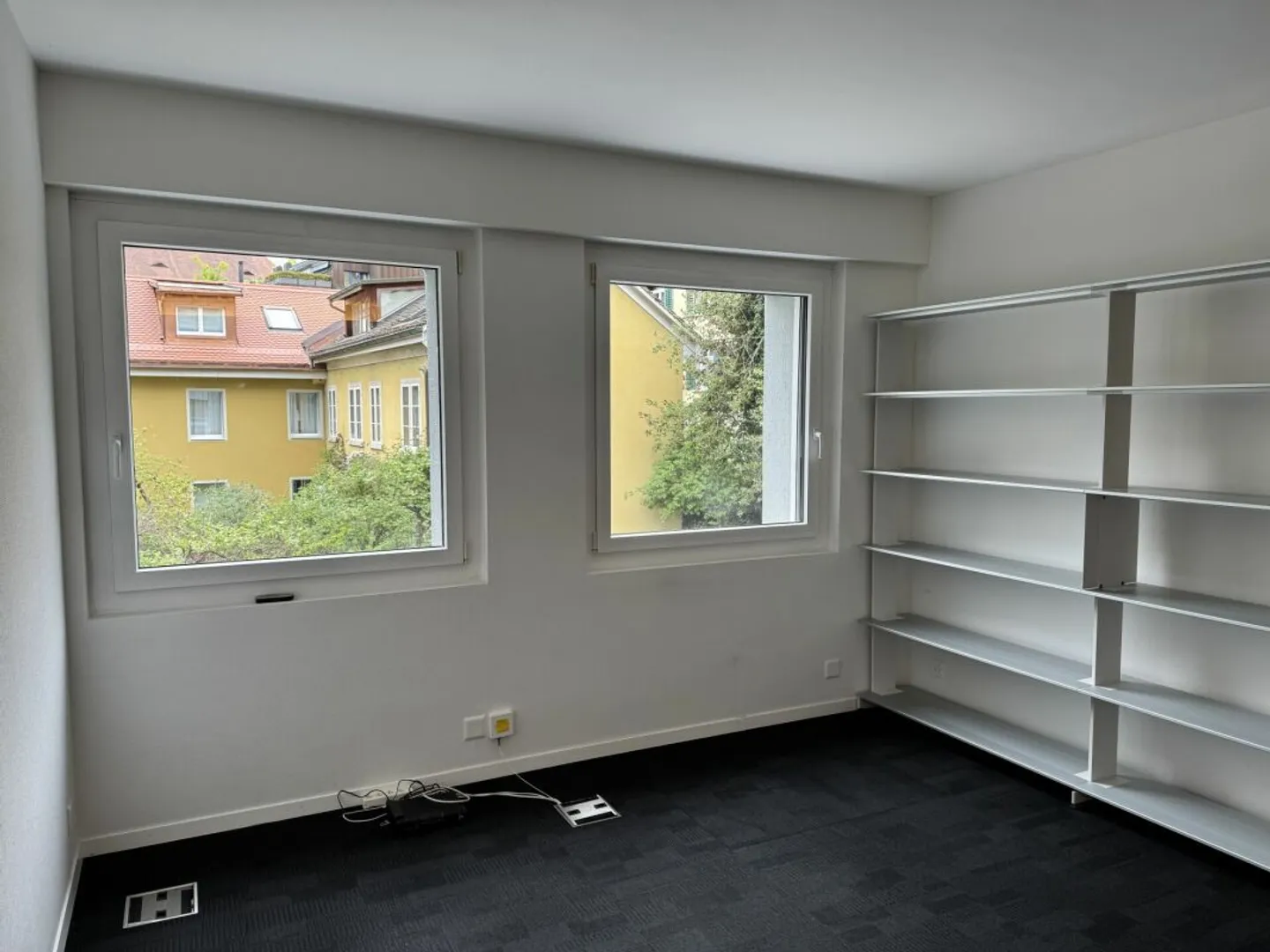 Single office 14.8m2 for rent in a shared office - Photo 1 of 5