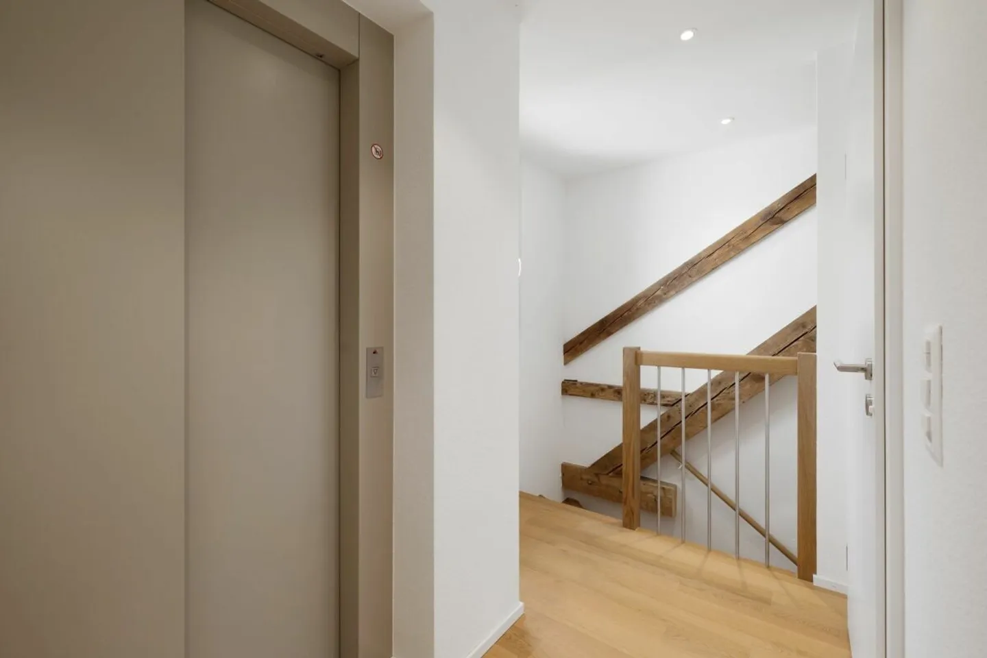 Modern 2 1/2-room attic apartment in a completely renovated multi-family house near Kronenplatz - Photo 3 of 10