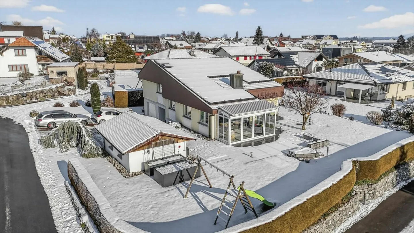 Casa familiare indipendente con molto spazio, idillio da giardino e tecnologia sostenibile - Foto 2 di 13