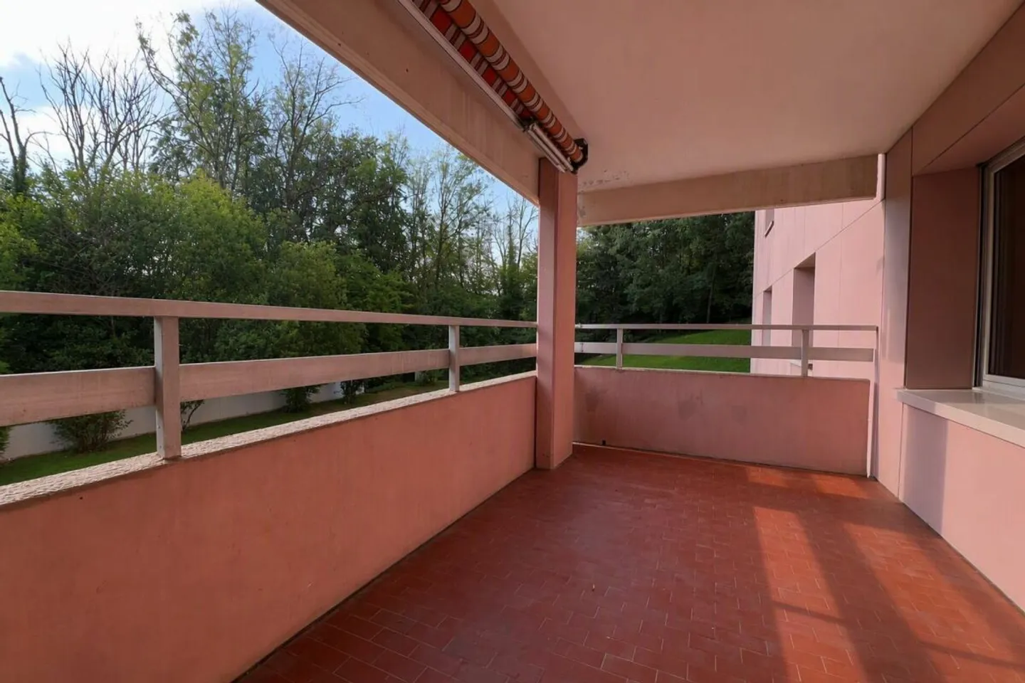 Appartement lumineux de 4,5 pièces dans un emplacement calme et central - Photo 4 sur 9