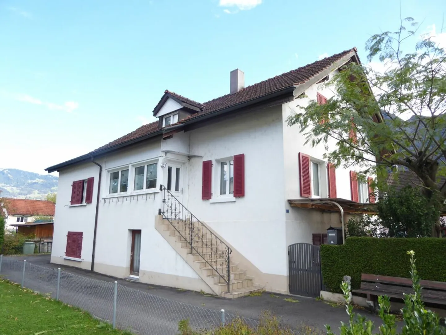 Detached 7 1/2-room single-family house with land reserve - Photo 4 of 13