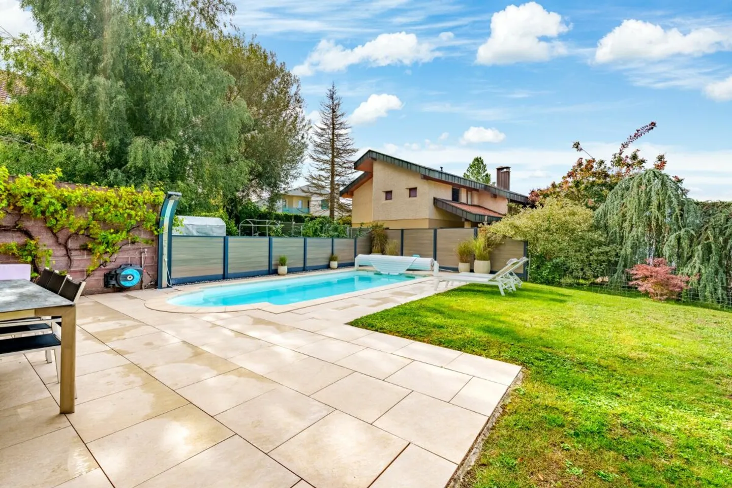 Magnifique villa d'architecte de 7.5 pièces avec piscine chauffée et jacuzzi à Corcelles-près-Payerne - Photo 1 sur 13