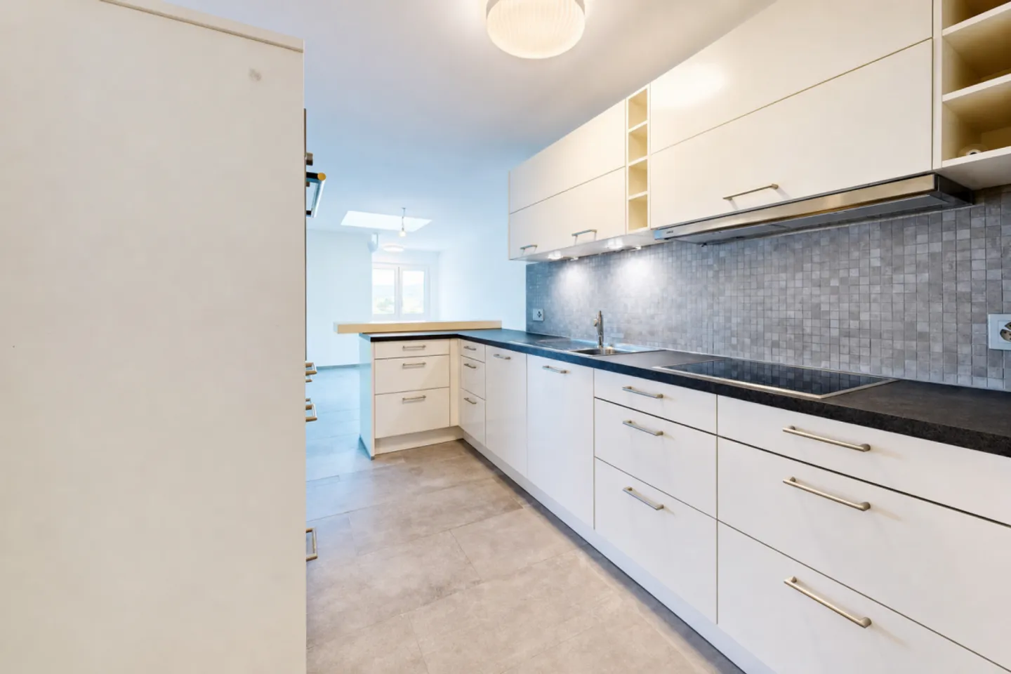 moderne Wohnung mit wundervoller Terrasse und Carport für zwei Fahrzeuge - Foto 5 di 13