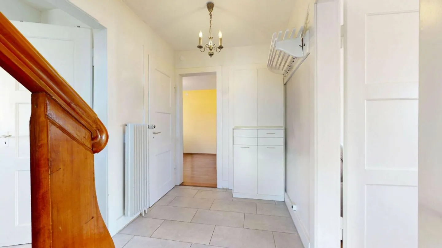 Maison individuelle bien entretenue avec grand jardin, garage et place de parking - Photo 8 sur 13