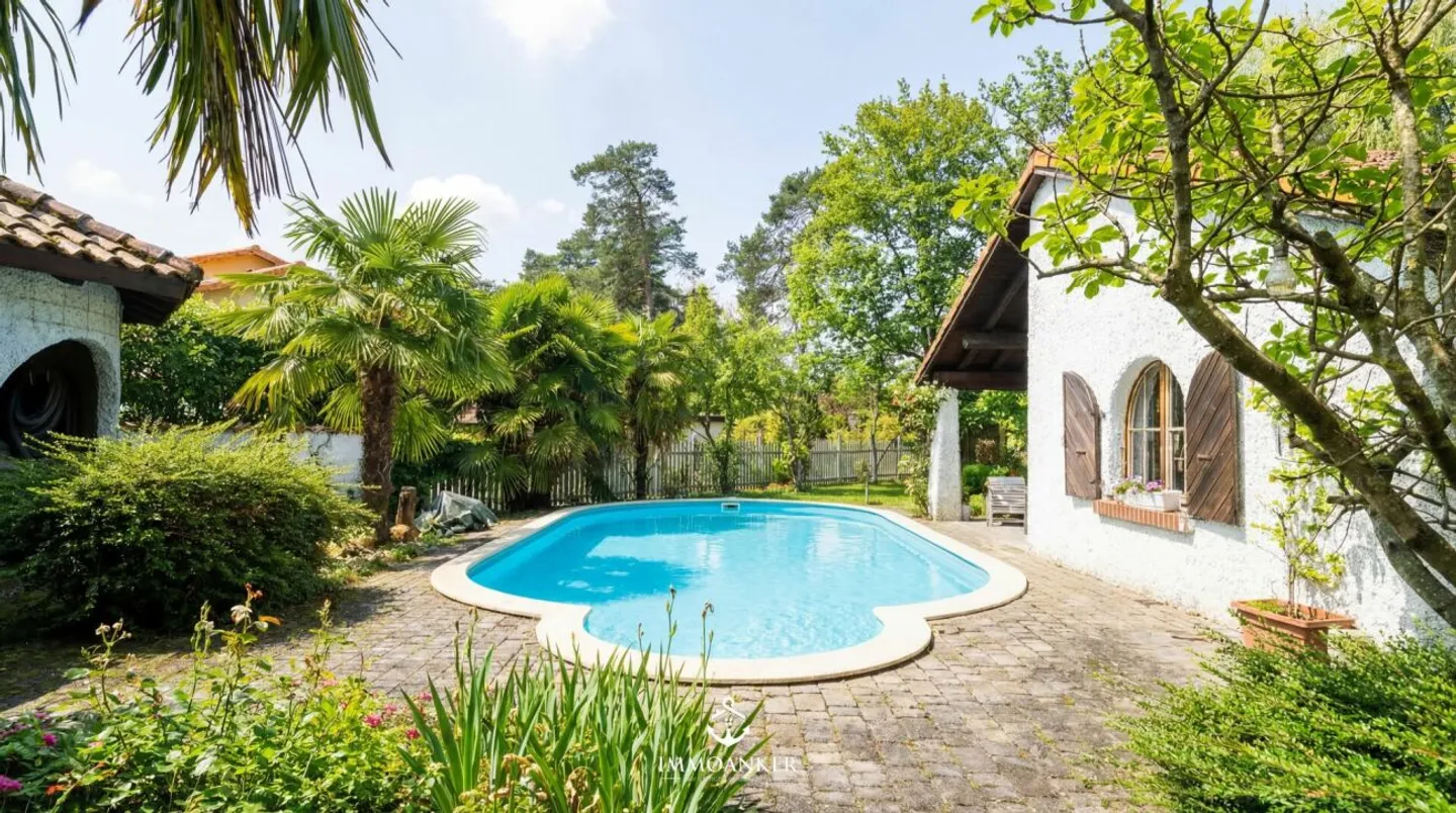 Grosszügiges Einfamilienhaus mit Pool - Foto 3 von 13