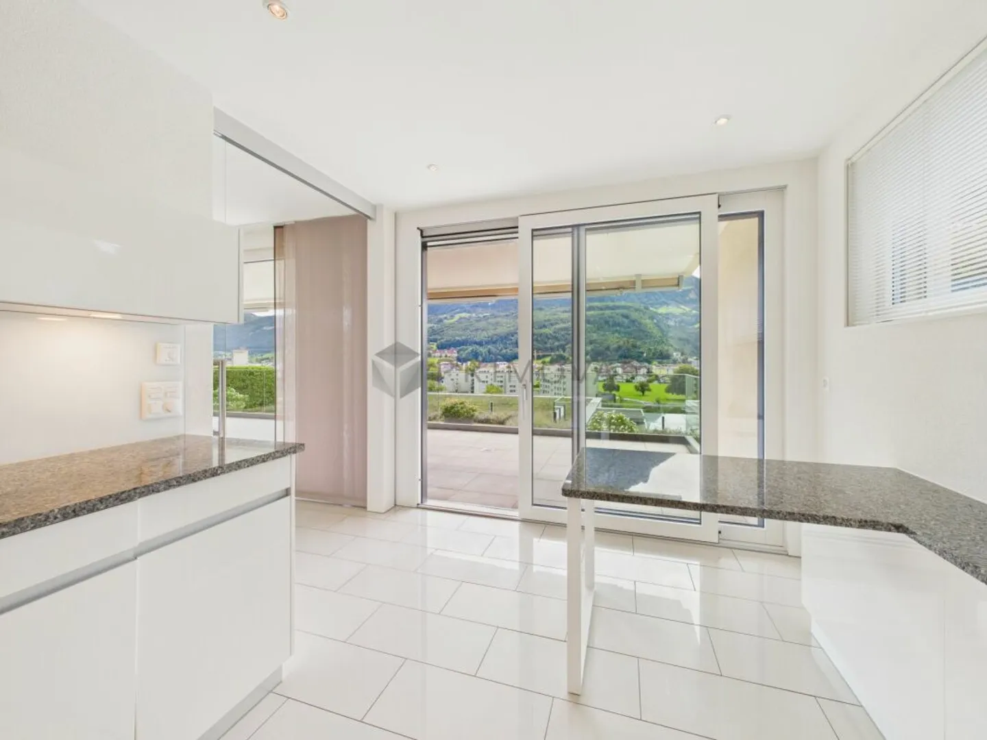 Luxurious terrace apartment with garden and panoramic view of the mountains and the lake! - Photo 8 of 13