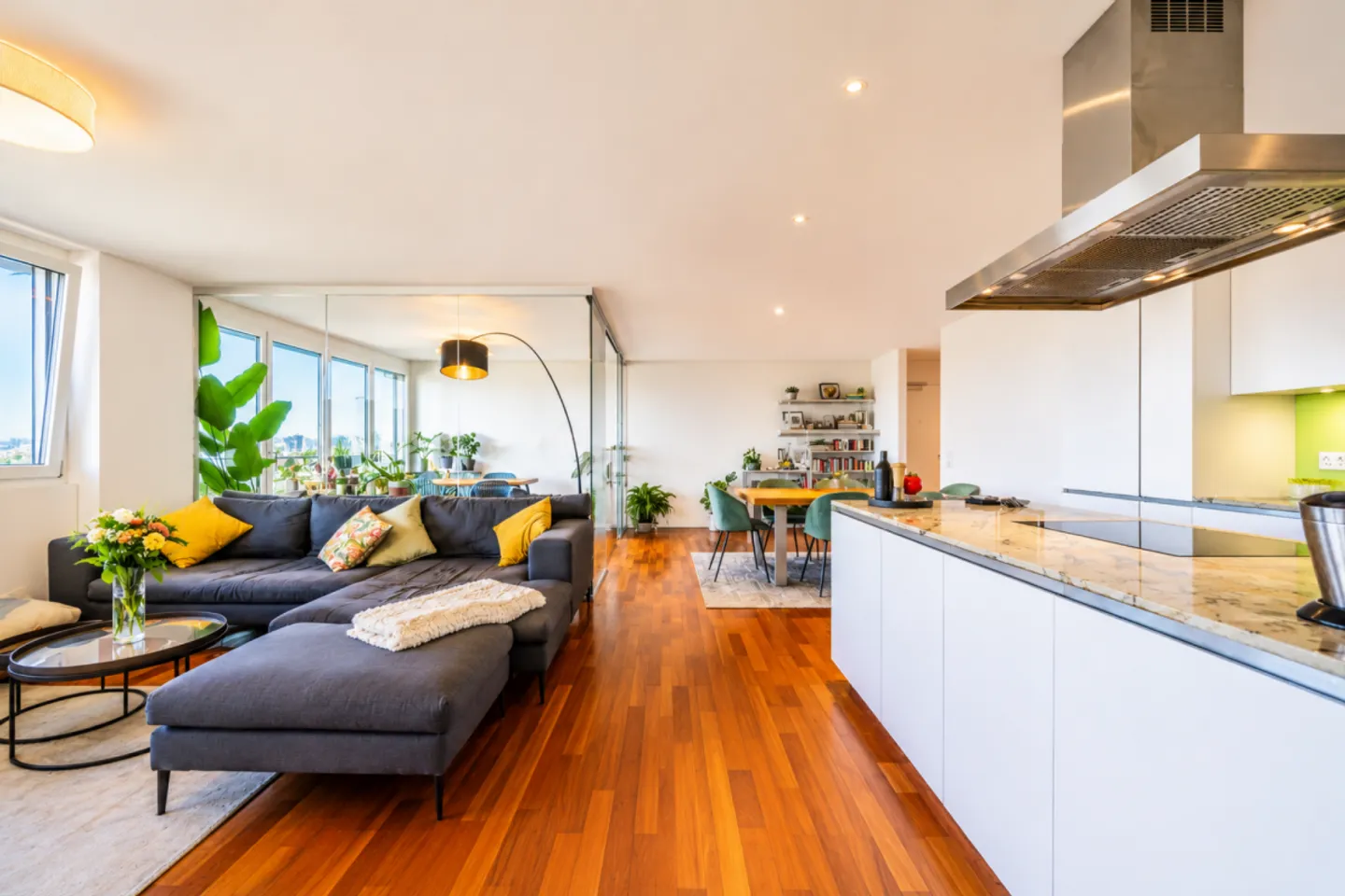 Exclusive 4.5-room condominium with panoramic views, terrace, and Minergie standard in Dübendorf - Photo 6 of 13