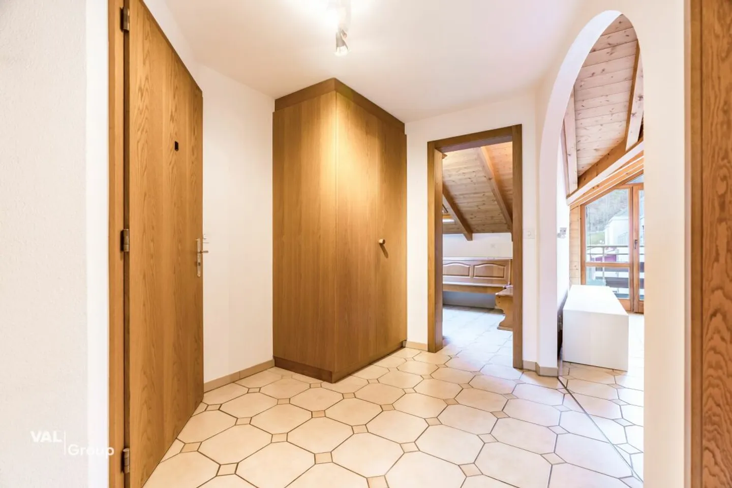 Helle Dachwohnung mit Balkonen - Foto 3 von 13