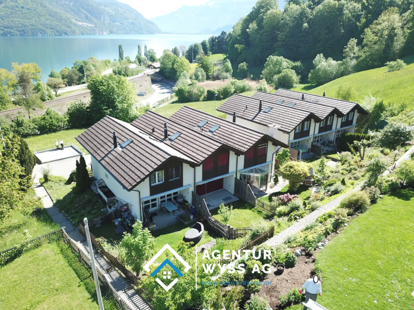 Agenzia Wyss AG: Bellissima casa a schiera 4.5 locali a Faulensee con vista lago - Foto 1 di 11