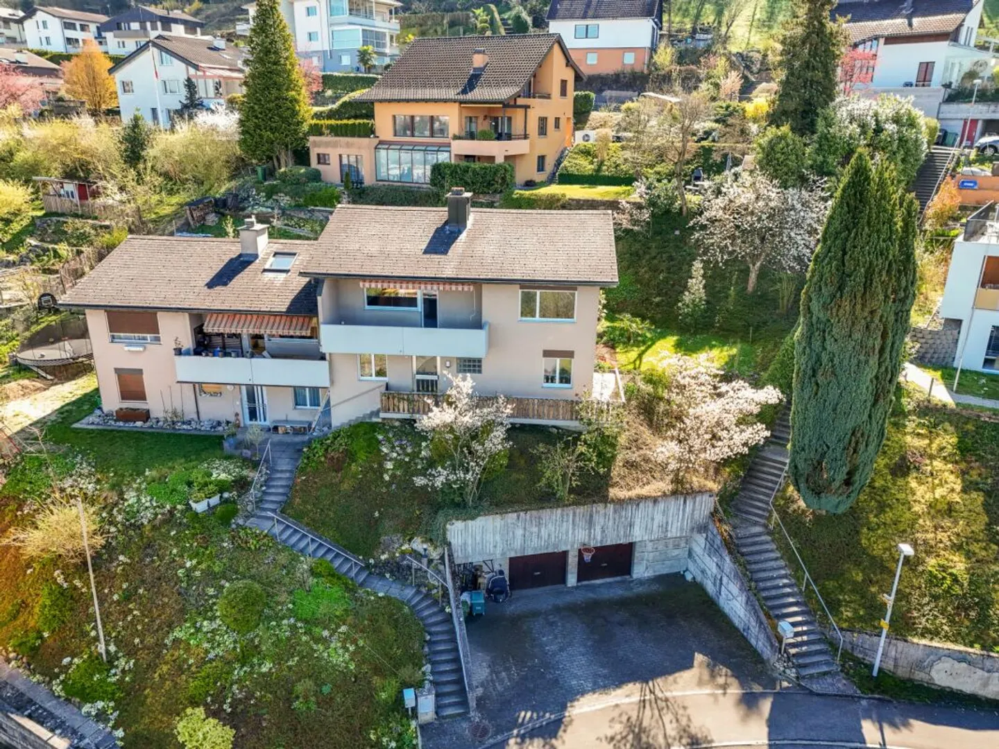 Affascinante casa bifamiliare di 6,5 stanze con vista e potenziale a Ebikon - Foto 6 di 8